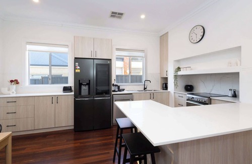Scarborough House | Perfect Family Getaway - Near Scarborough Beach