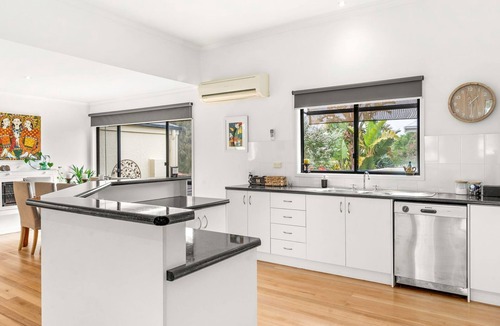 Cowes House | Perfect family getaway, walk to beach and boat ramp.