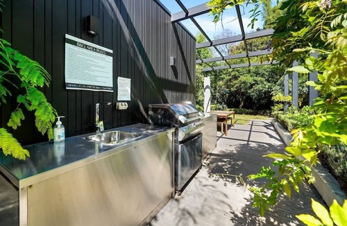 Caulfield North Apartment | Perfectly Located Executive 1BR at Caulfield North