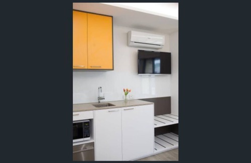 St Kilda West House | Perfectly located a stone throw away from St Kilda beach