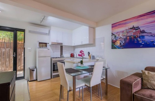 Saint Kilda South Apartment | Perfectly Located, Gorgeous St Kilda Queen Bed Apartment