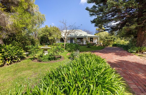 Sorrento House | Period home 10-minute walk to the Sorrento shops and 5 minutes to front beach.
