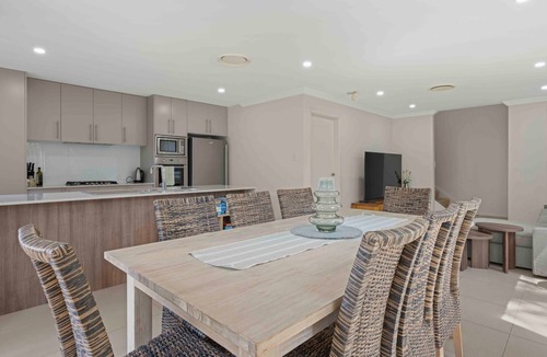 Kiama House | Pet Friendly 3BR Beachside Escape – 200m to Surf Beach