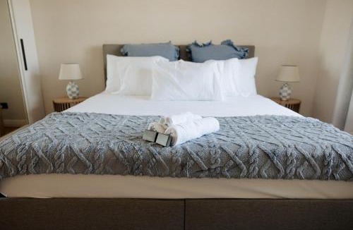 Tighes Hill House | Pet-Friendly 3BR Home with Workspace & Creek Views