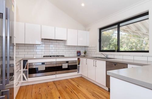 Dromana House | Pet Friendly - Bay Views From Drury Lane with Solar Heated Pool and Gas Heated Spa