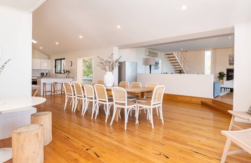 Dromana House | Pet Friendly - Bay Views From Drury Lane with Solar Heated Pool and Gas Heated Spa