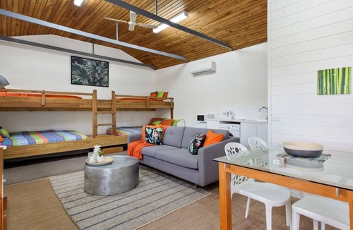 Dromana House | Pet Friendly - Bay Views From Drury Lane with Solar Heated Pool and Gas Heated Spa