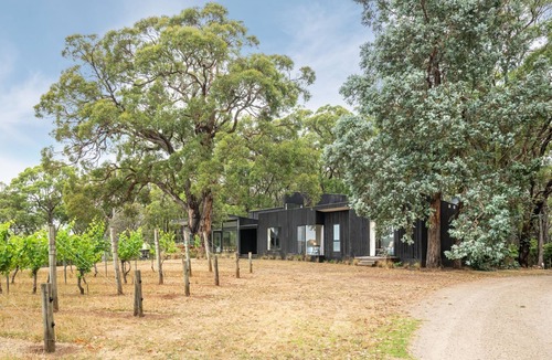 Shoreham House | Pet Friendly - Bella's Block Vineyard Retreat with Tennis Court, Shoreham