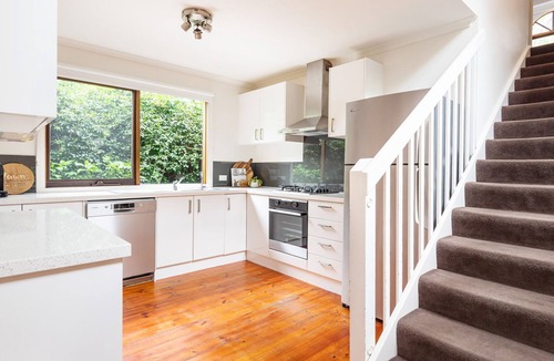 Red Hill House | Pet Friendly - Collins Street House in Red Hill