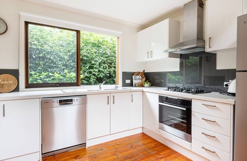 Red Hill House | Pet Friendly - Collins Street House in Red Hill