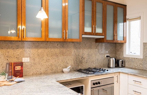 Elwood House | Pet Friendly - Elwood Sanctuary - walking distance to the beach