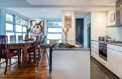 Elwood House | Pet Friendly - Elwood Village Entertainer