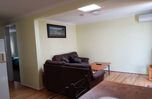 Jindabyne Apartment | Pet-friendly, fully self-contained lakefront 2 bedroom apartment