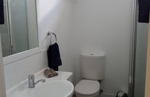 Jindabyne Apartment | Pet-friendly, fully self-contained lakefront 2 bedroom apartment