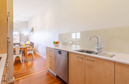 Shoal Bay House | Pet friendly La Costa, 2-1a Messines St - air con and Wi-Fi
