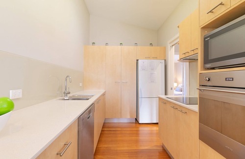Shoal Bay House | Pet friendly La Costa, 2-1a Messines St - air con and Wi-Fi