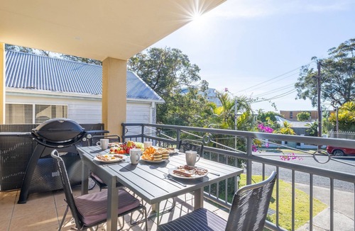 Shoal Bay House | Pet friendly La Costa, 2-1a Messines St - air con and Wi-Fi