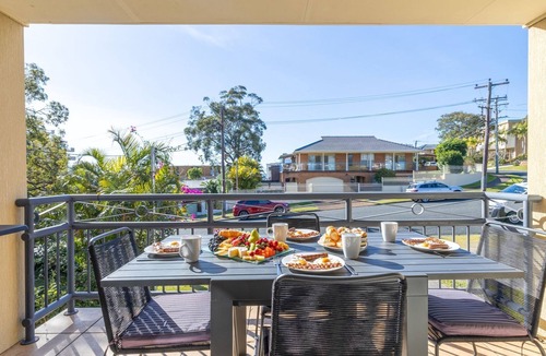 Shoal Bay House | Pet friendly La Costa, 2-1a Messines St - air con and Wi-Fi