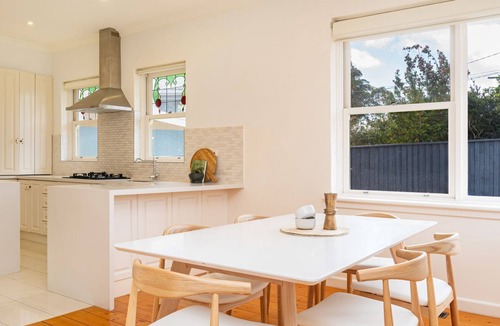 Brighton East House | Pet Friendly - Miss Peregrine in Brighton East