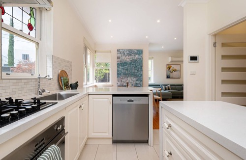 Brighton East House | Pet Friendly - Miss Peregrine in Brighton East