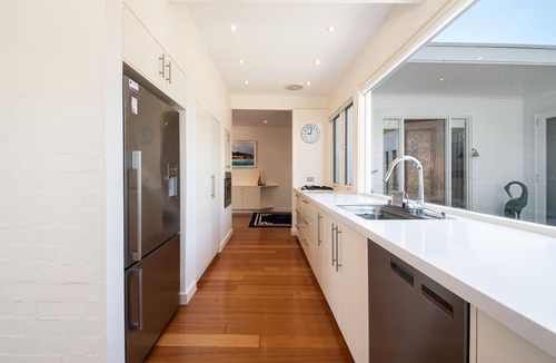 Portsea House | Pet Friendly - Skomer House Portsea with gas heated pool. Steps to beach and Portsea Pub