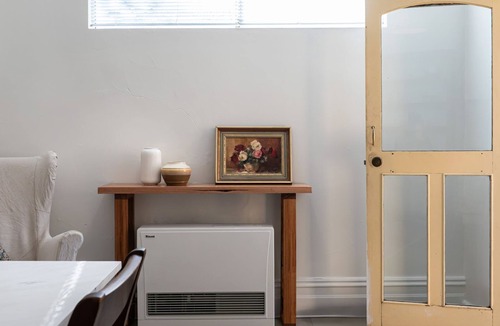 Fitzroy North Apartment | Pet Friendly - The Old Cake Shop - Fitzroy North