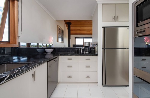 Cape Schanck Villa | Pet Friendly - TJ's Tree House with Ocean Views