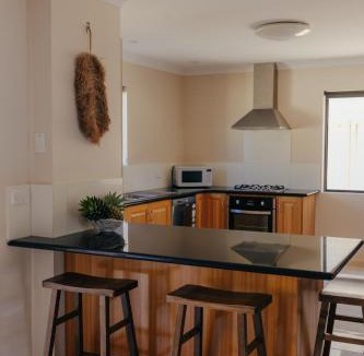 Bluff Point House | Pet Friendly Townhouse