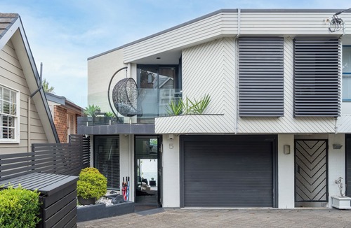 Balmain East House | Pet Friendly Waterfront Balmain East Escape — Perfect for VIVID Nights!