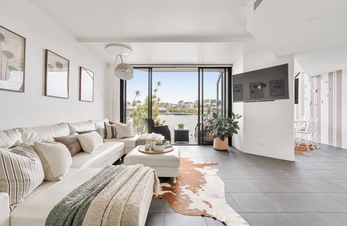 Balmain East House | Pet Friendly Waterfront Balmain East Escape — Perfect for VIVID Nights!