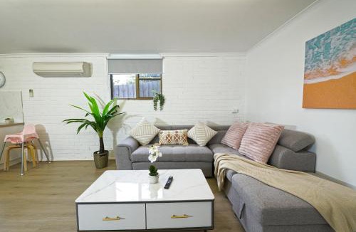 Ringwood House | Pet Friendly Well-appointed 3BM Retreat Parking Netflix