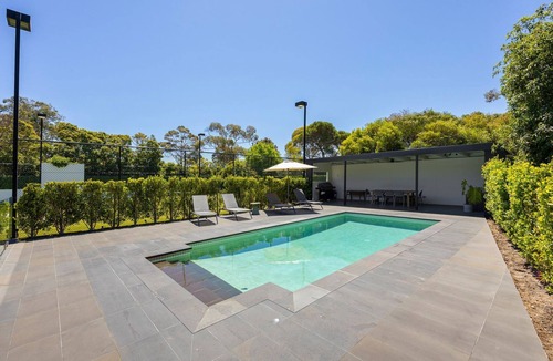 Mount Eliza House | Pet Friendly - Whispering Woodlands with Pool and Tennis Court