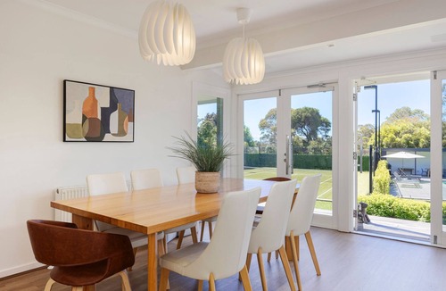 Mount Eliza House | Pet Friendly - Whispering Woodlands with Pool and Tennis Court