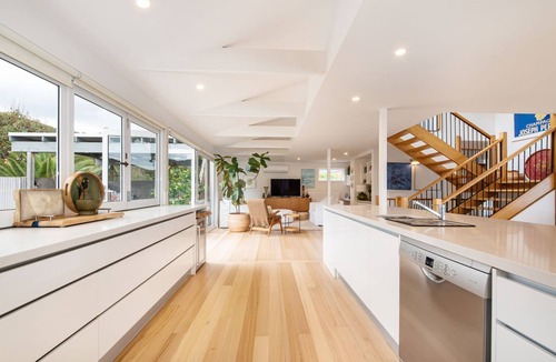 Eastern View House | Pet Friendly - Yumba - Beach Views on the Great Ocean Road