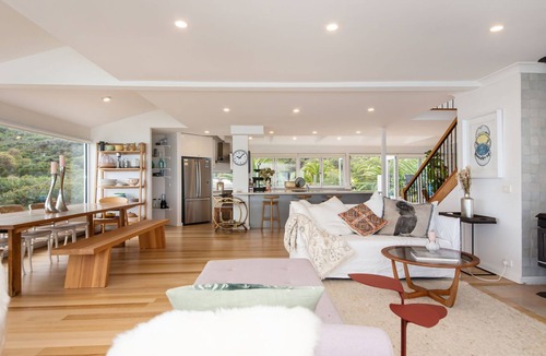 Eastern View House | Pet Friendly - Yumba - Beach Views on the Great Ocean Road