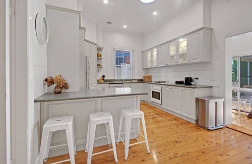 Wagga Wagga House | Peter Cottage. Fireplace & Deck. Wagga Wagga CBD