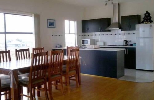 North Beach House | Peter's Place-3 min to beach, great balcony, views, peaceful location