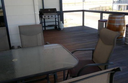 North Beach House | Peter's Place-3 min to beach, great balcony, views, peaceful location