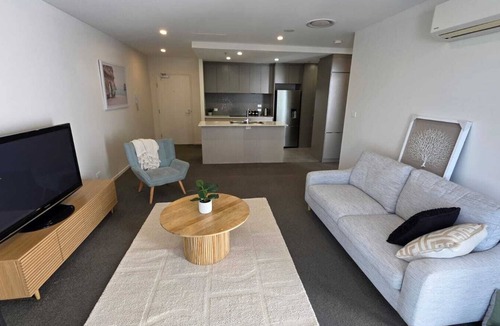 Phillip Apartment | Phillip Courtyard Retreat – Fully Furnished, Walk to Woden & 10 mins to City