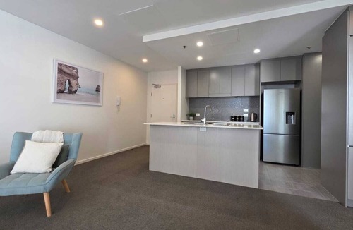 Phillip Apartment | Phillip Courtyard Retreat – Fully Furnished, Walk to Woden & 10 mins to City