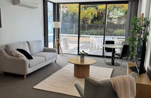 Phillip Apartment | Phillip Courtyard Retreat – Fully Furnished, Walk to Woden & 10 mins to City