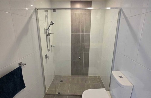 Phillip Apartment | Phillip Courtyard Retreat – Fully Furnished, Walk to Woden & 10 mins to City