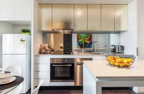 Melbourne Central Business District Apartment | Phoenix - Amazing Location with Gym Sauna Pool Internet