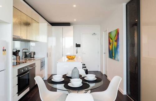 Melbourne Central Business District Apartment | Phoenix - Amazing Location with Gym Sauna Pool Internet