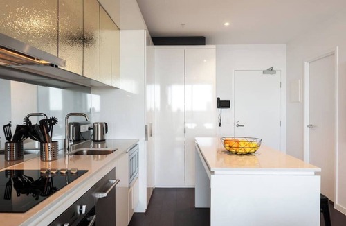 Melbourne Central Business District Apartment | Phoenix - Amazing Location with Gym Sauna Pool Internet
