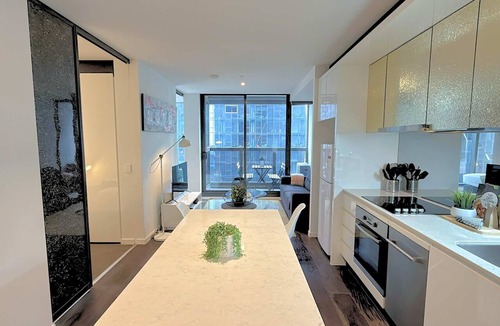Melbourne Central Business District Apartment | Phoenix - Amazing Location with Gym Sauna Pool Internet