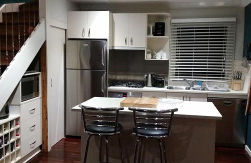 Merrijig House | Pinnacle View Lodge or Treetops Lockoff Apartment in Merrijig at base of Mt Buller