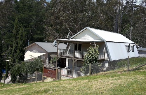Merrijig House | Pinnacle View Lodge or Treetops Lockoff Apartment in Merrijig at base of Mt Buller