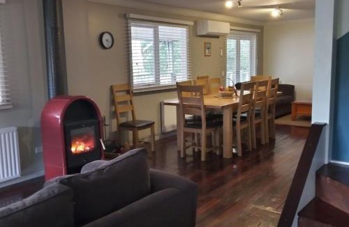 Merrijig House | Pinnacle View Lodge or Treetops Lockoff Apartment in Merrijig at base of Mt Buller