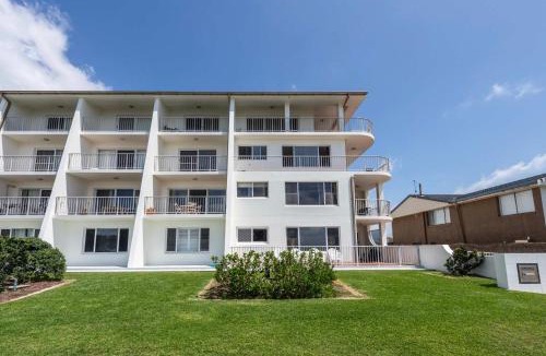 Yamba Apartment | Pippi Beach Penthouse - Oceanstays - Pool & Beachfront